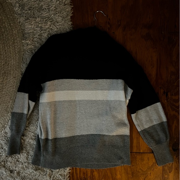 Time and Tru Women’s  Black and Gray Crewneck Sweater - Picture 5 of 5